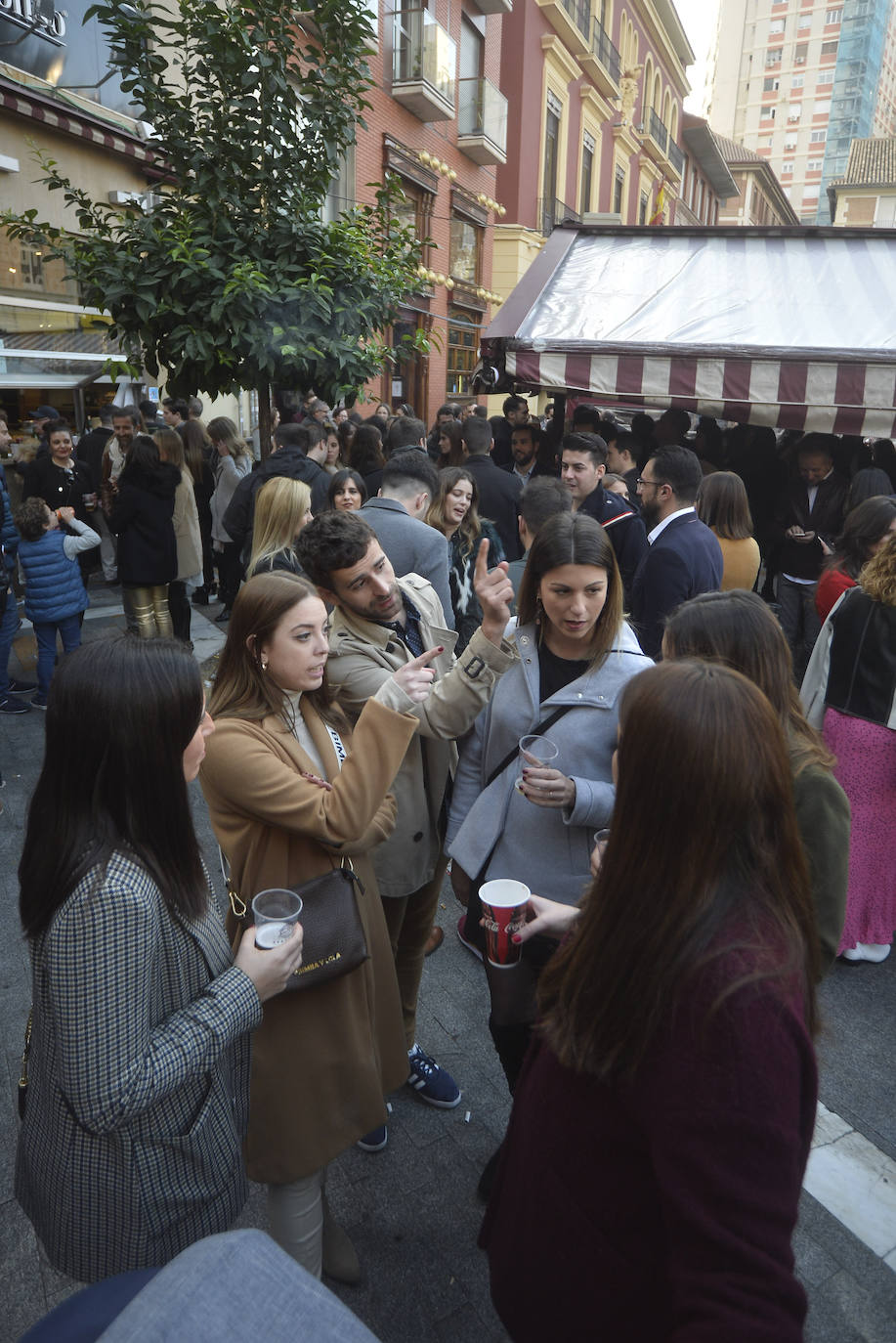 Zonas como la avenida Alfonso X, la plaza del Teatro Romea o Perez Casas se llenaron de jóvenes y no tan jóvenes que celebraron la 'tardevieja' antes de despedir el año