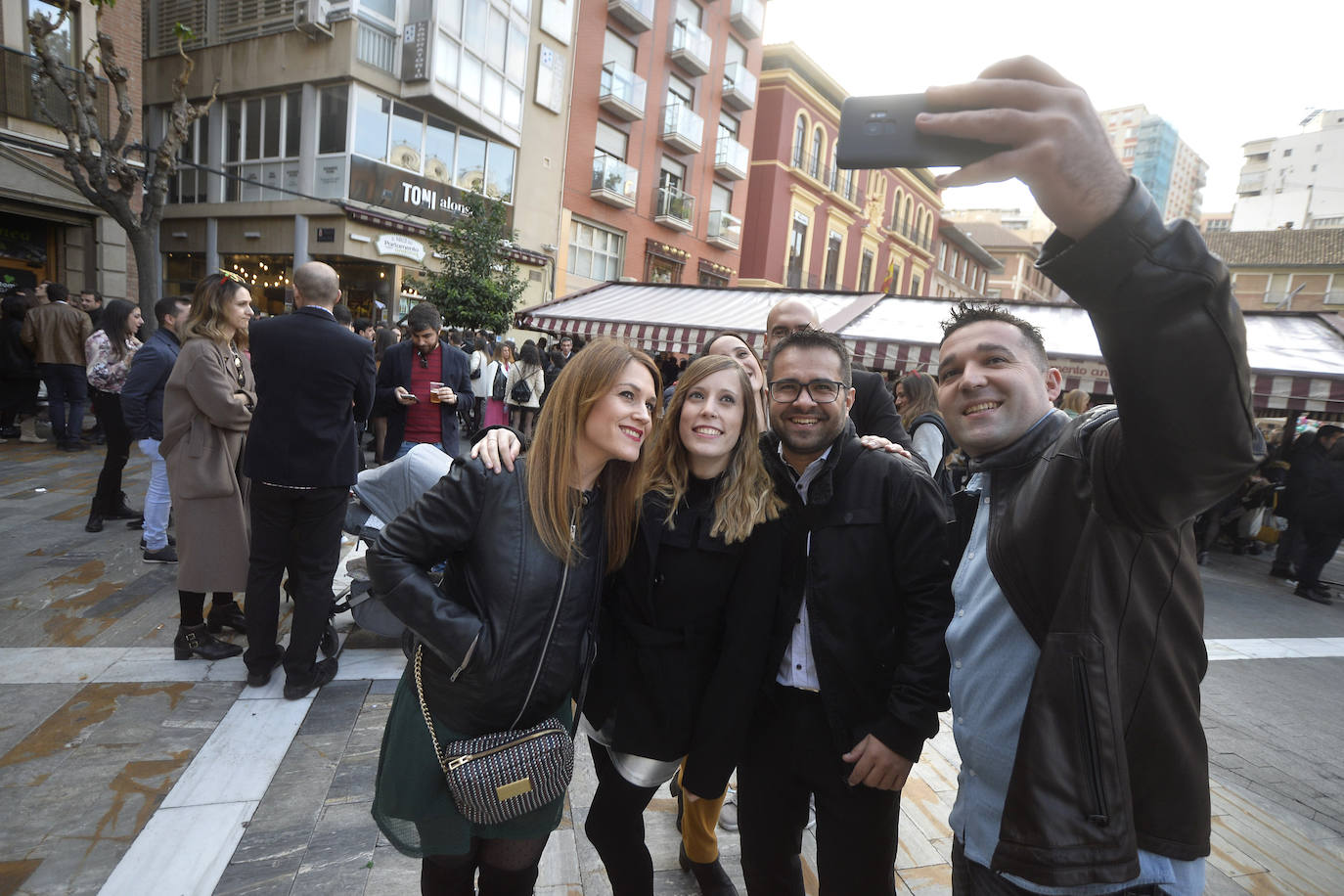 Zonas como la avenida Alfonso X, la plaza del Teatro Romea o Perez Casas se llenaron de jóvenes y no tan jóvenes que celebraron la 'tardevieja' antes de despedir el año