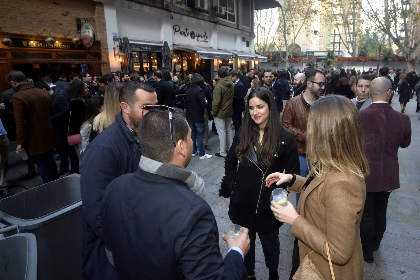 Zonas como la avenida Alfonso X, la plaza del Teatro Romea o Perez Casas se llenaron de jóvenes y no tan jóvenes que celebraron la 'tardevieja' antes de despedir el año