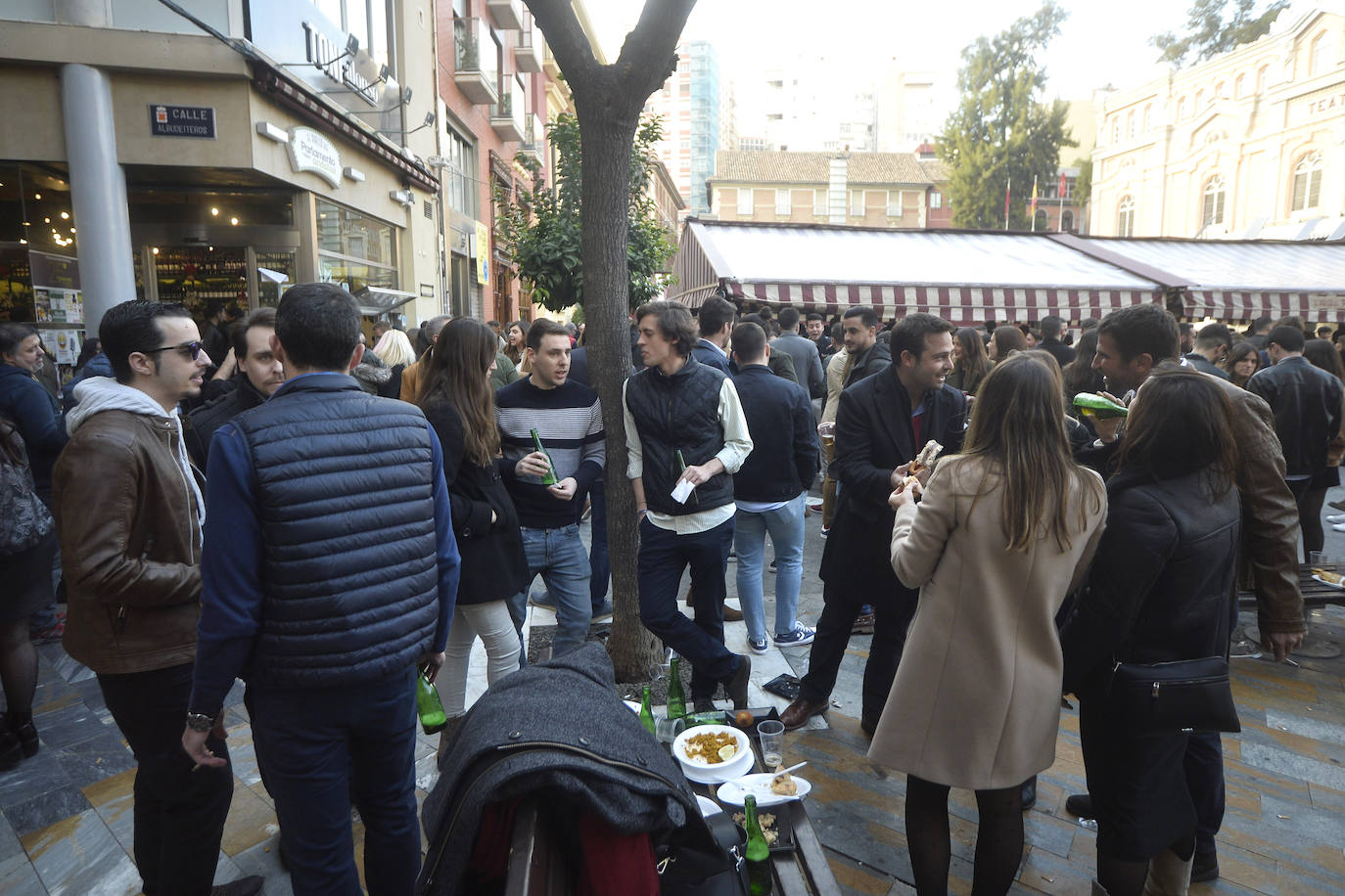 Zonas como la avenida Alfonso X, la plaza del Teatro Romea o Perez Casas se llenaron de jóvenes y no tan jóvenes que celebraron la 'tardevieja' antes de despedir el año