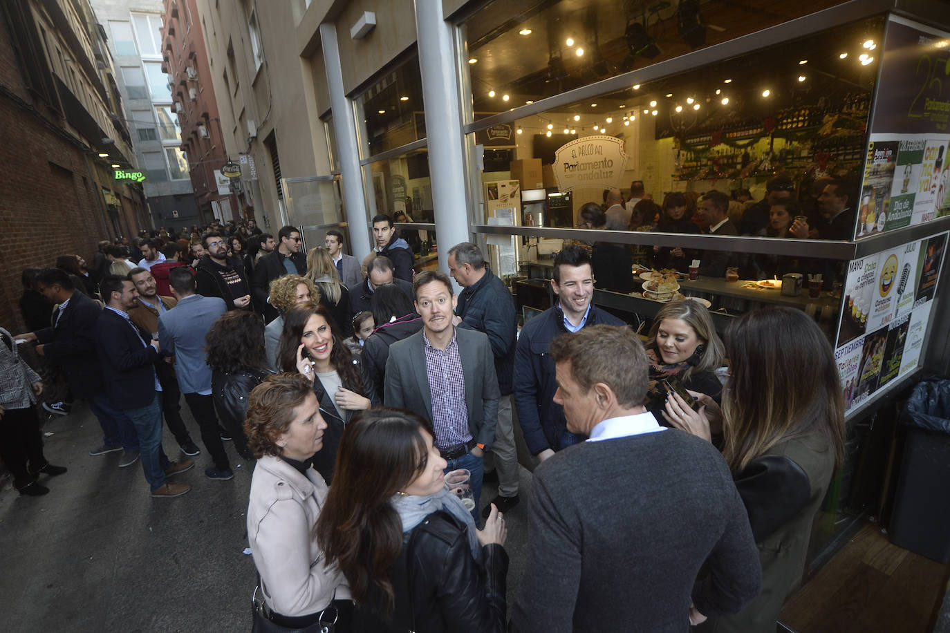 Zonas como la avenida Alfonso X, la plaza del Teatro Romea o Perez Casas se llenaron de jóvenes y no tan jóvenes que celebraron la 'tardevieja' antes de despedir el año
