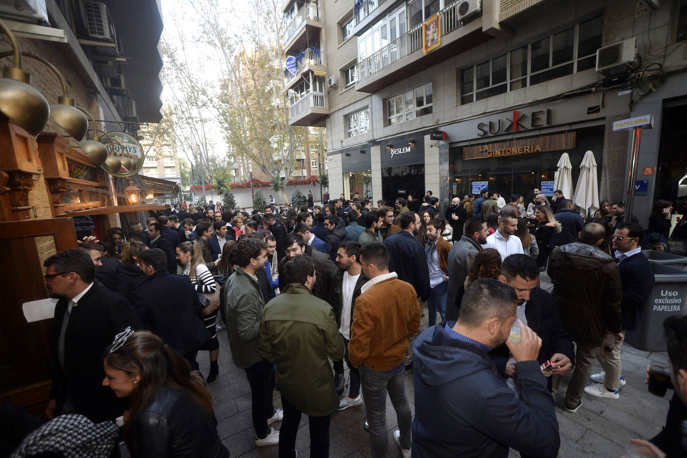 Zonas como la avenida Alfonso X, la plaza del Teatro Romea o Perez Casas se llenaron de jóvenes y no tan jóvenes que celebraron la 'tardevieja' antes de despedir el año