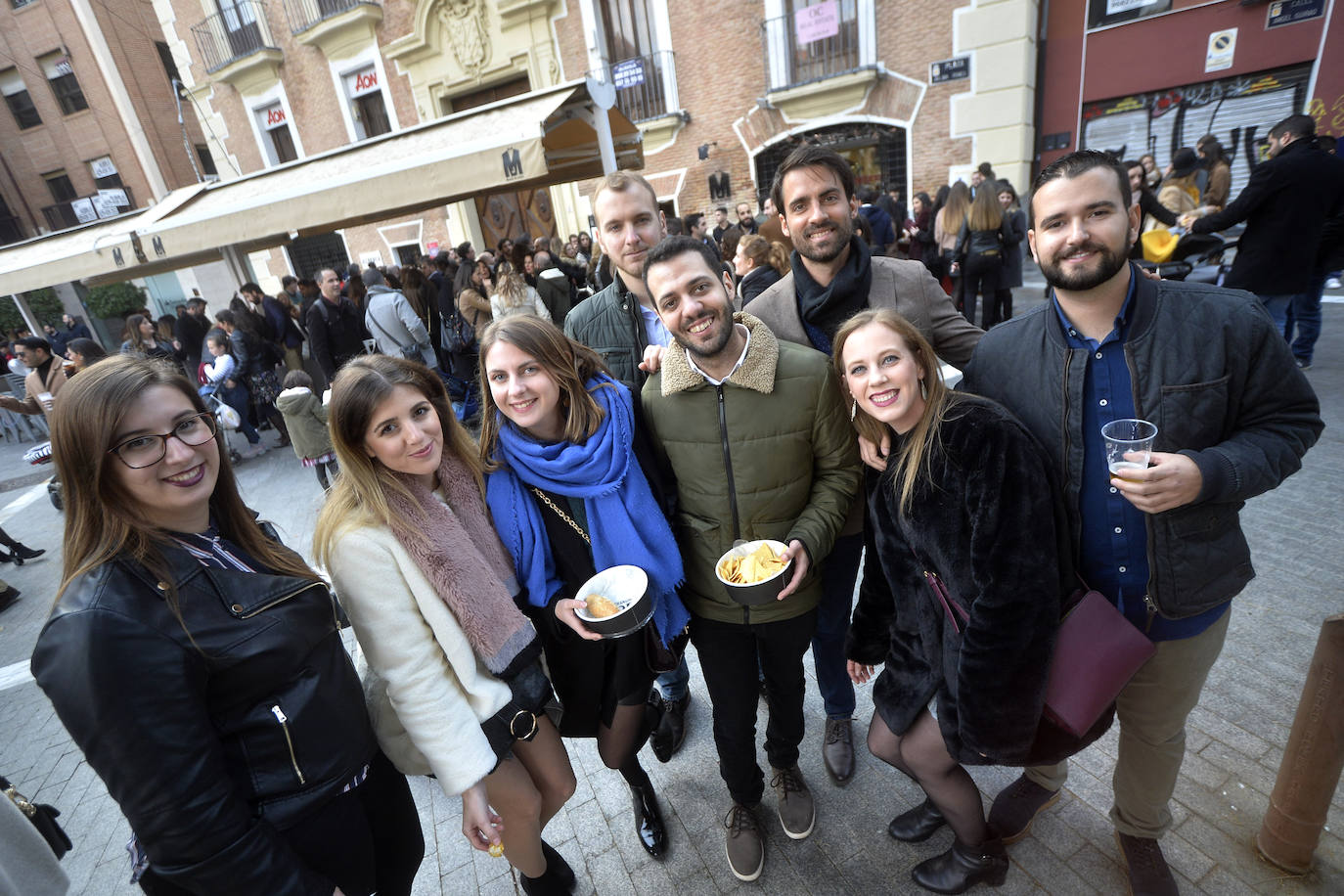 Zonas como la avenida Alfonso X, la plaza del Teatro Romea o Perez Casas se llenaron de jóvenes y no tan jóvenes que celebraron la 'tardevieja' antes de despedir el año