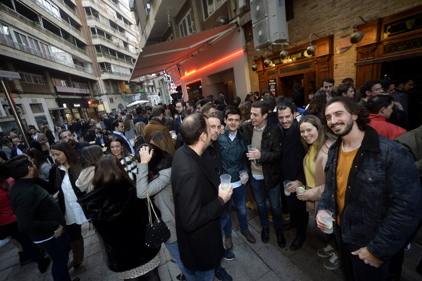 Zonas como la avenida Alfonso X, la plaza del Teatro Romea o Perez Casas se llenaron de jóvenes y no tan jóvenes que celebraron la 'tardevieja' antes de despedir el año