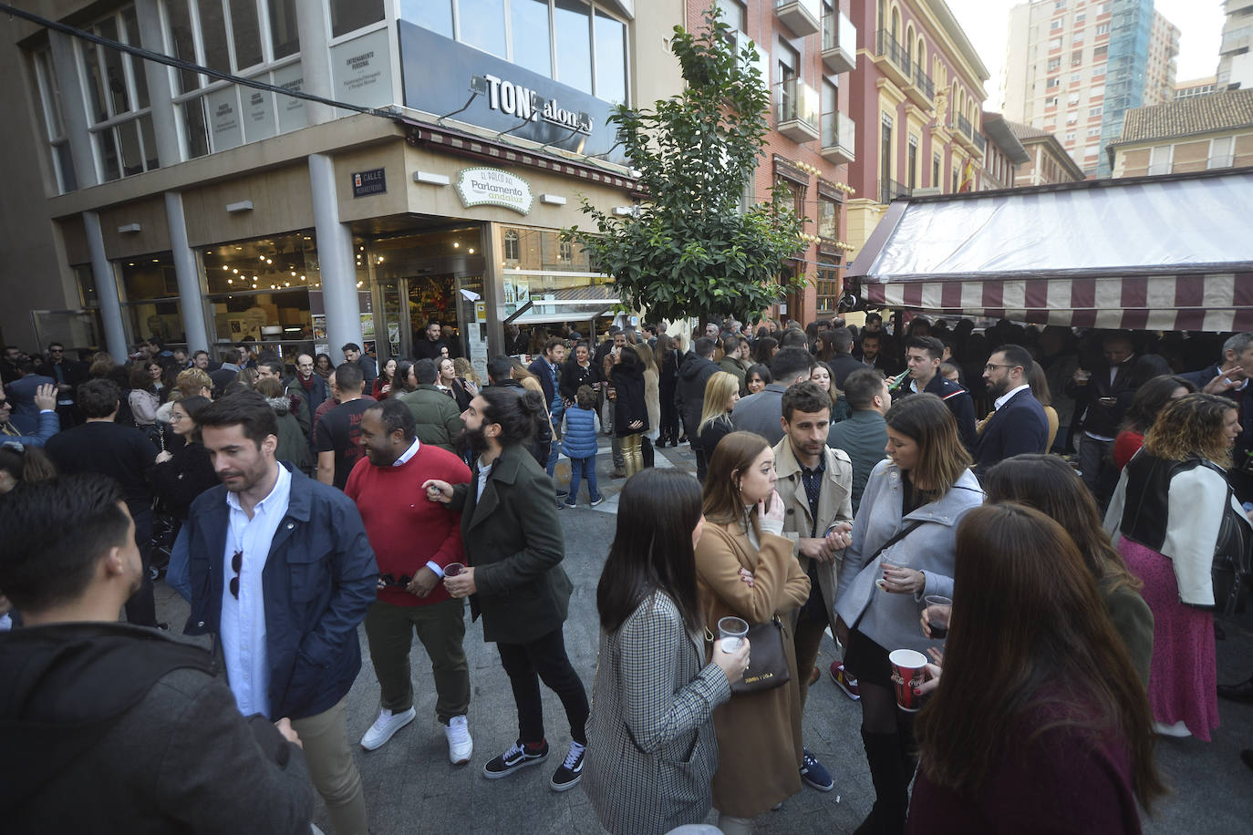 Zonas como la avenida Alfonso X, la plaza del Teatro Romea o Perez Casas se llenaron de jóvenes y no tan jóvenes que celebraron la 'tardevieja' antes de despedir el año