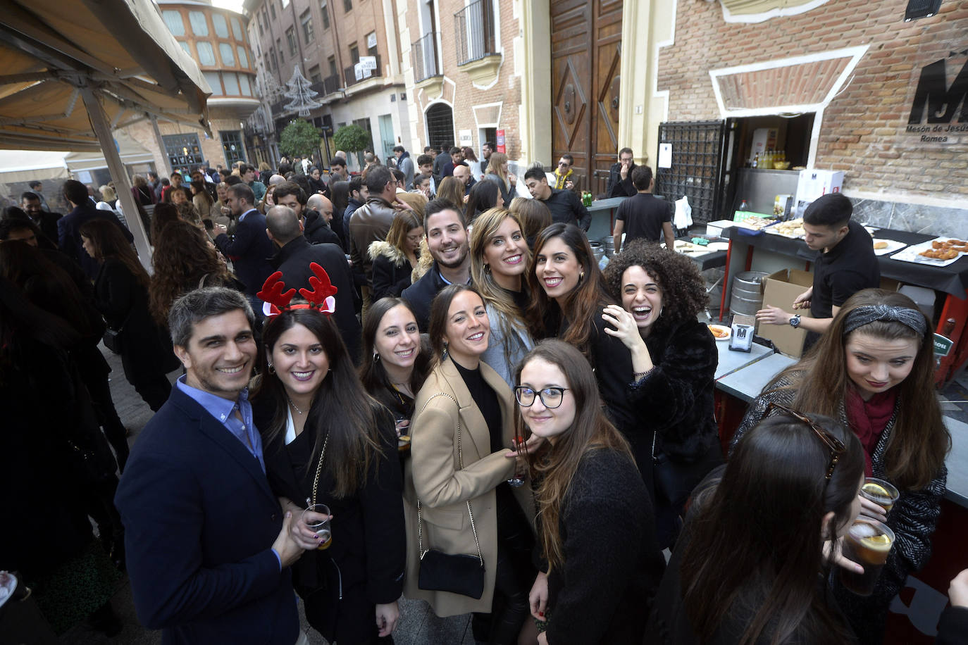 Zonas como la avenida Alfonso X, la plaza del Teatro Romea o Perez Casas se llenaron de jóvenes y no tan jóvenes que celebraron la 'tardevieja' antes de despedir el año