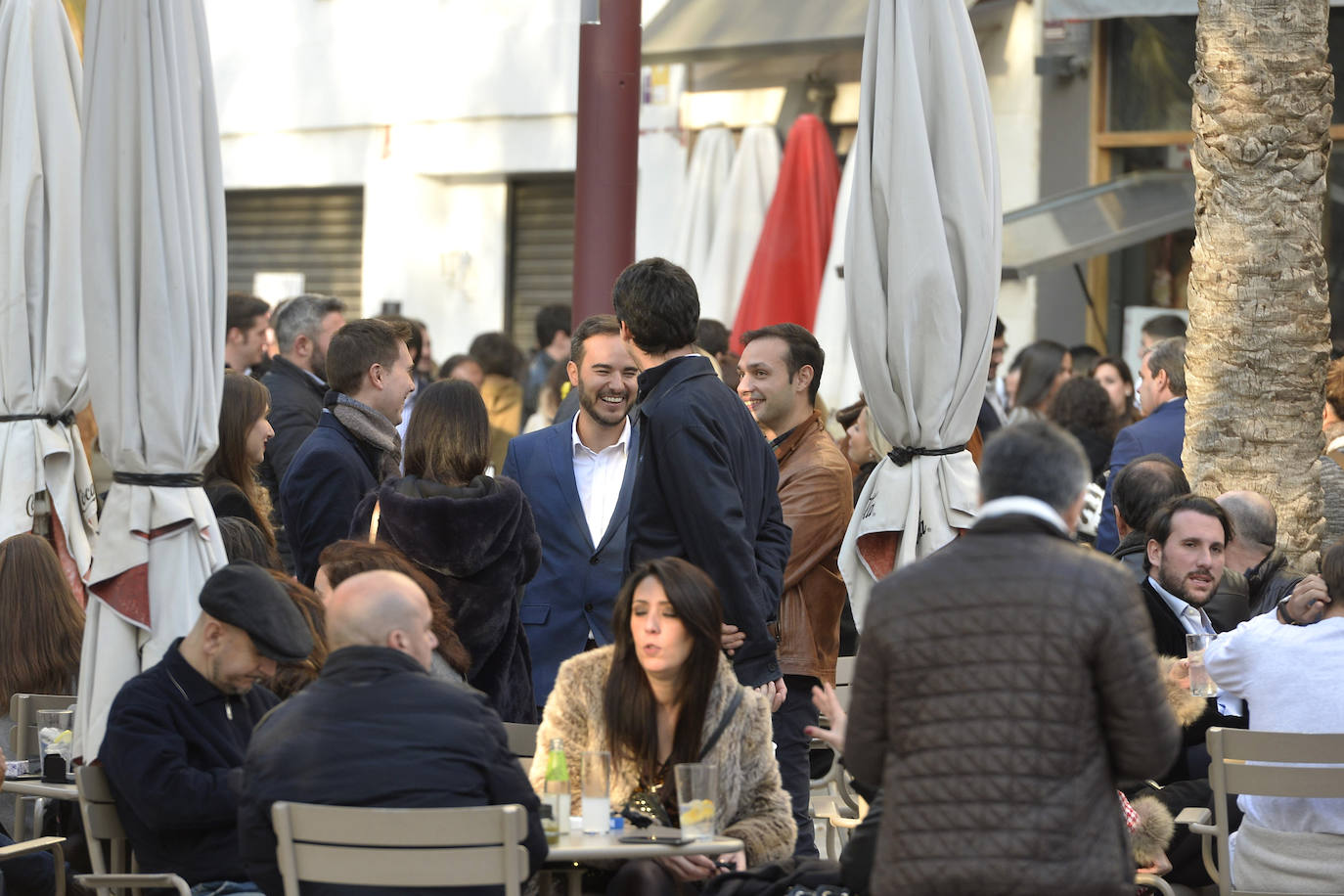 Zonas como la avenida Alfonso X, la plaza del Teatro Romea o Perez Casas se llenaron de jóvenes y no tan jóvenes que celebraron la 'tardevieja' antes de despedir el año