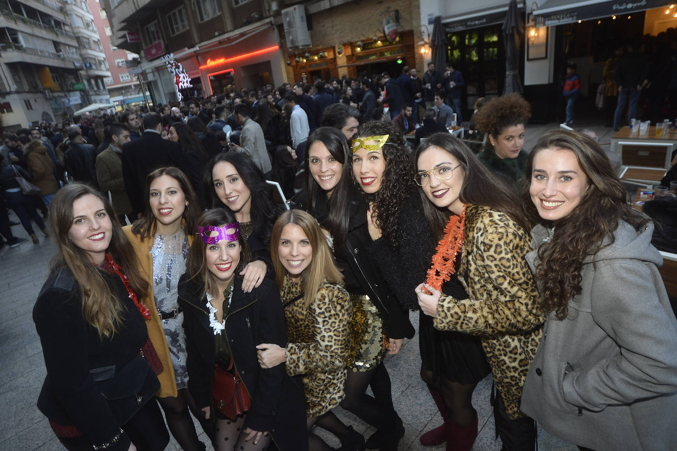 Zonas como la avenida Alfonso X, la plaza del Teatro Romea o Perez Casas se llenaron de jóvenes y no tan jóvenes que celebraron la 'tardevieja' antes de despedir el año
