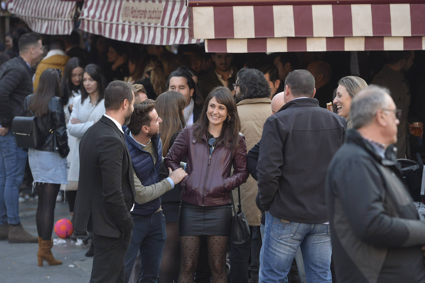 Zonas como la avenida Alfonso X, la plaza del Teatro Romea o Perez Casas se llenaron de jóvenes y no tan jóvenes que celebraron la 'tardevieja' antes de despedir el año