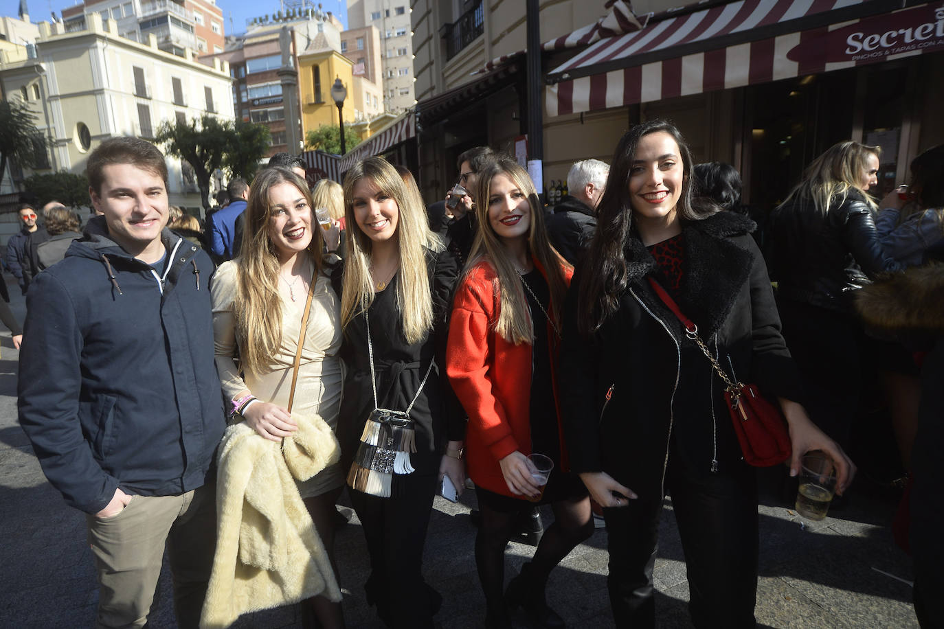 Zonas como la avenida Alfonso X, la plaza del Teatro Romea o Perez Casas se llenaron de jóvenes y no tan jóvenes que celebraron la 'tardevieja' antes de despedir el año