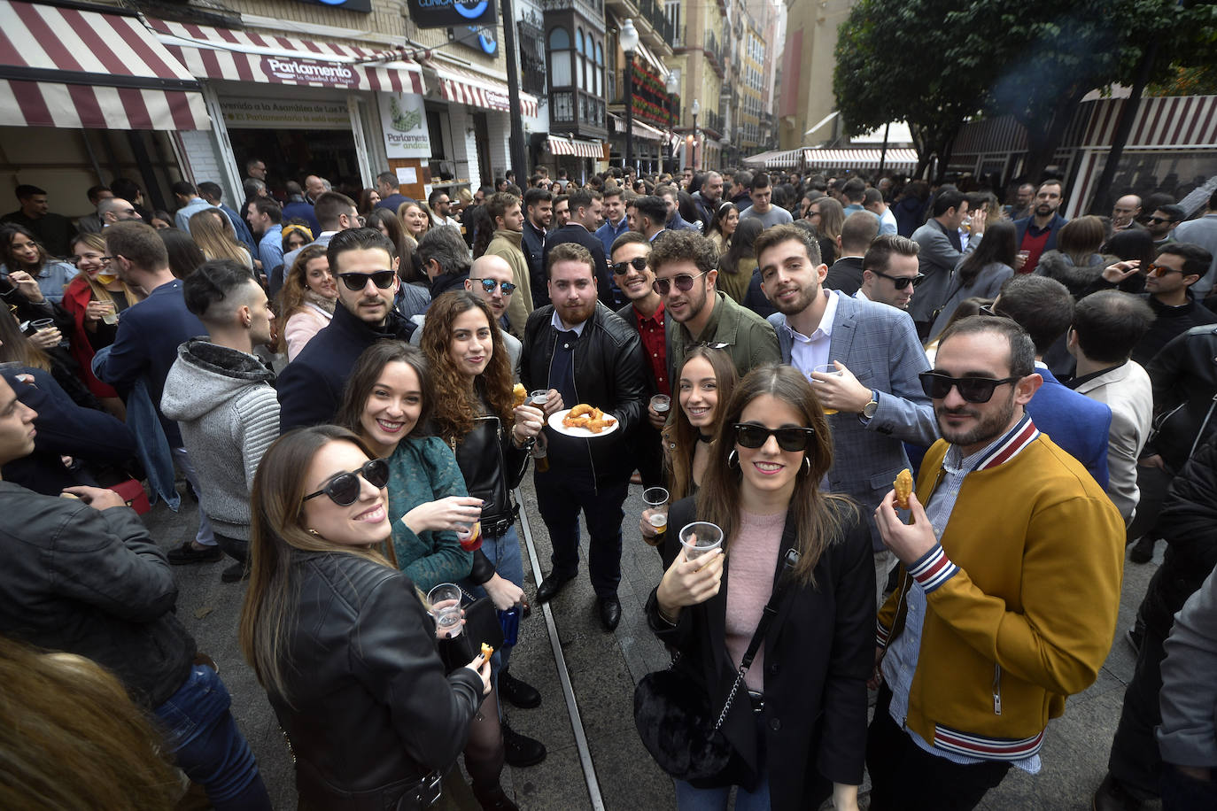 Zonas como la avenida Alfonso X, la plaza del Teatro Romea o Perez Casas se llenaron de jóvenes y no tan jóvenes que celebraron la 'tardevieja' antes de despedir el año