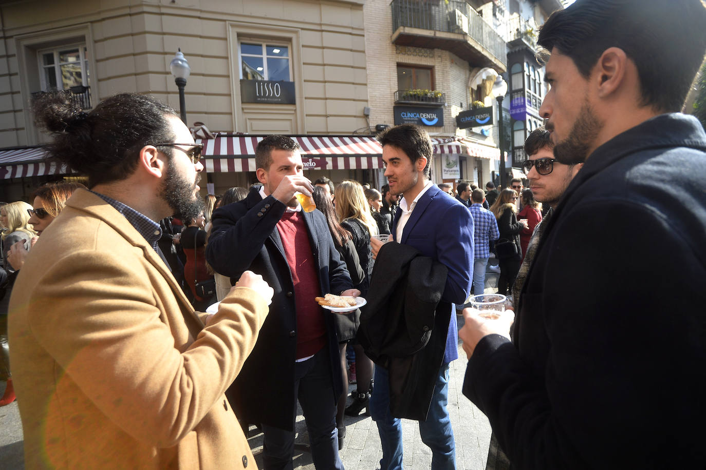 Zonas como la avenida Alfonso X, la plaza del Teatro Romea o Perez Casas se llenaron de jóvenes y no tan jóvenes que celebraron la 'tardevieja' antes de despedir el año