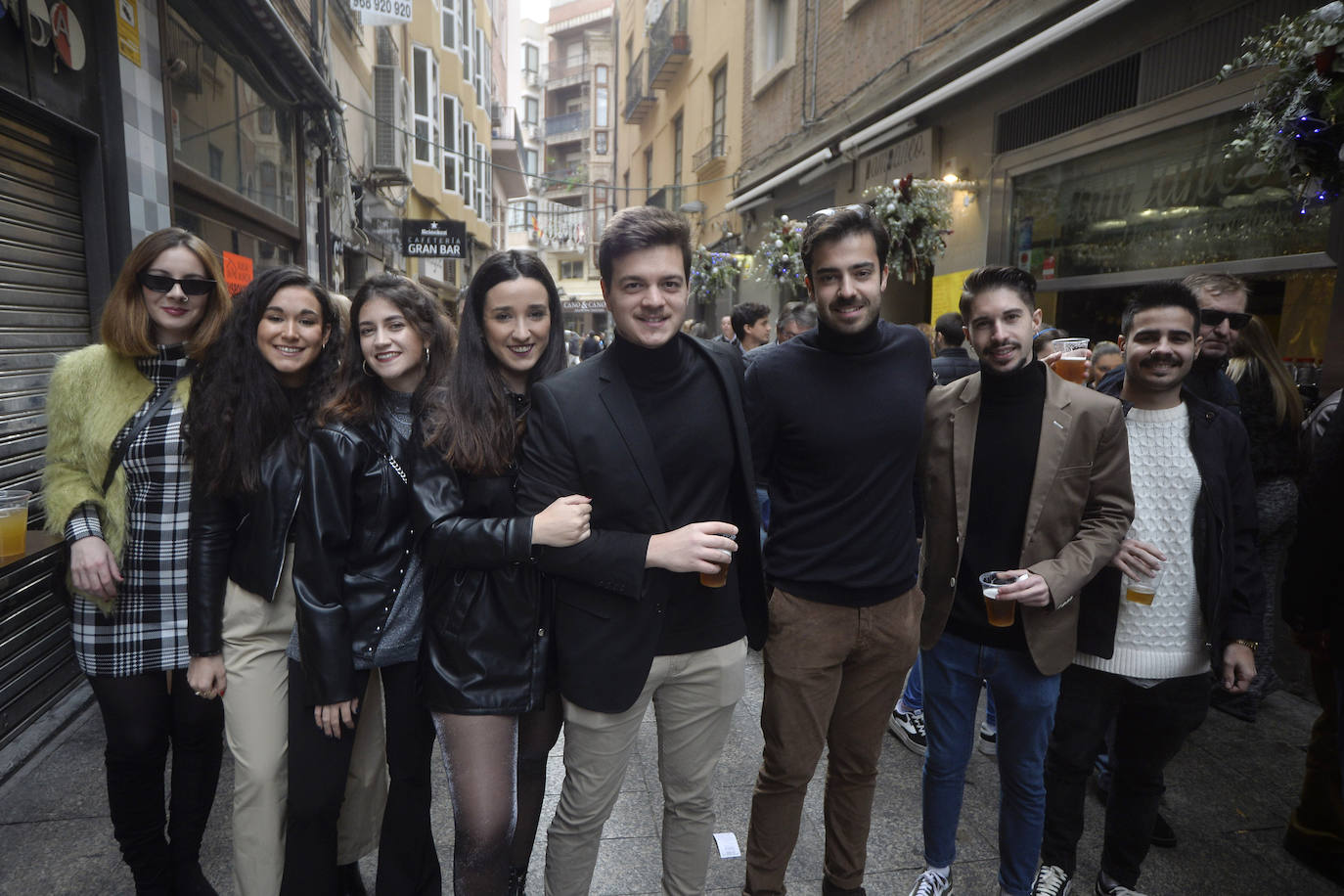 Zonas como la avenida Alfonso X, la plaza del Teatro Romea o Perez Casas se llenaron de jóvenes y no tan jóvenes que celebraron la 'tardevieja' antes de despedir el año