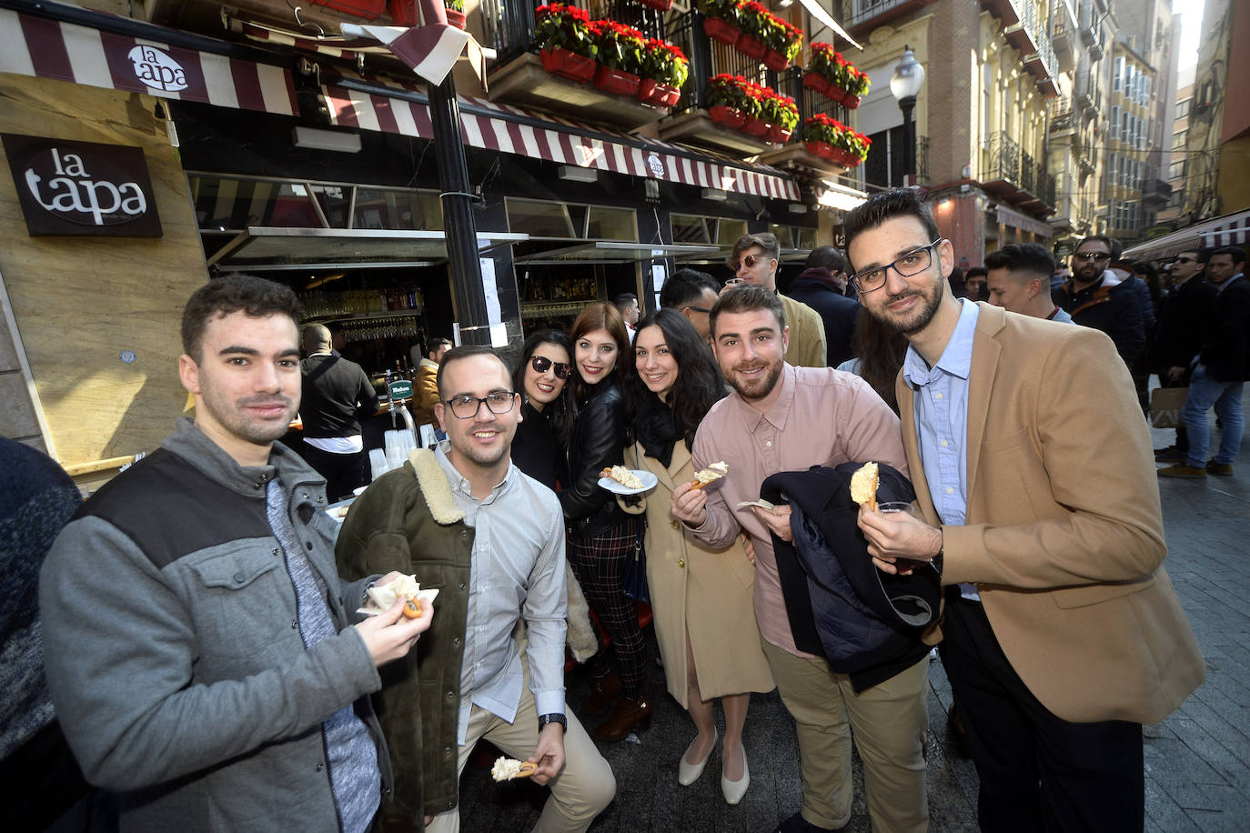 Zonas como la avenida Alfonso X, la plaza del Teatro Romea o Perez Casas se llenaron de jóvenes y no tan jóvenes que celebraron la 'tardevieja' antes de despedir el año