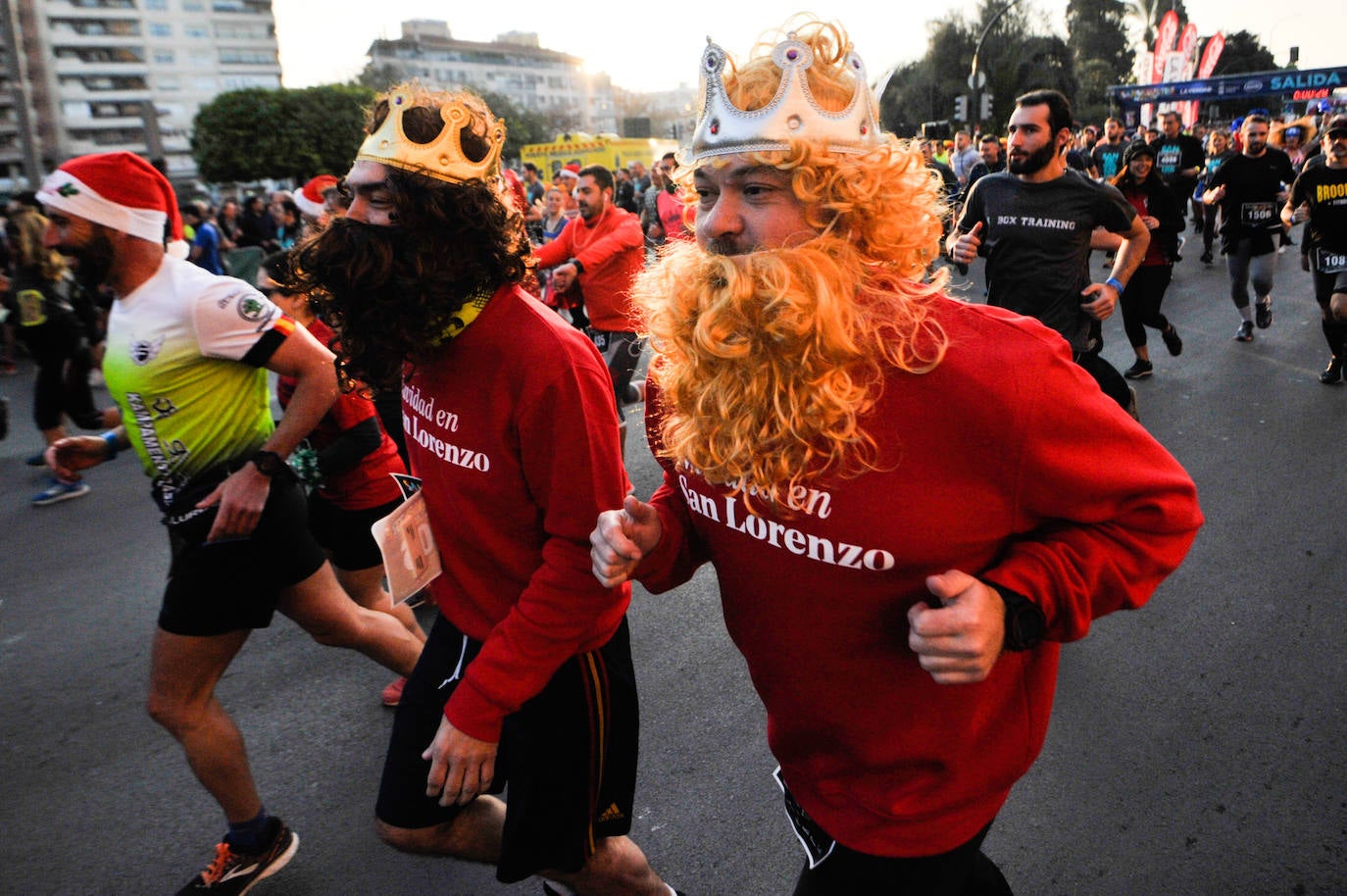 Los corredores optaron una edición más por vestir todo tipo de trajes durante la prueba