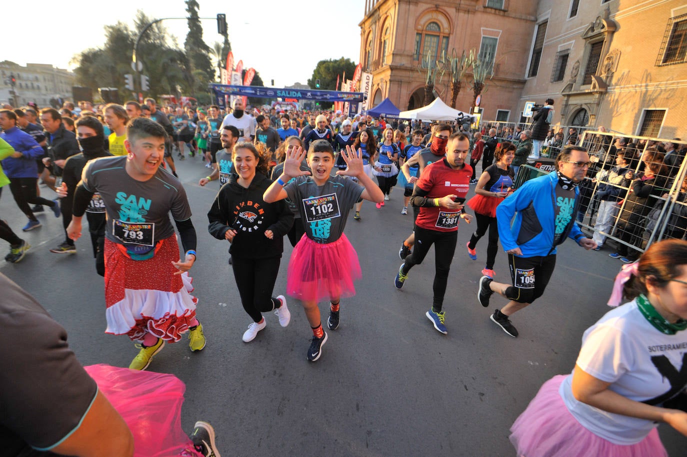 Los corredores optaron una edición más por vestir todo tipo de trajes durante la prueba