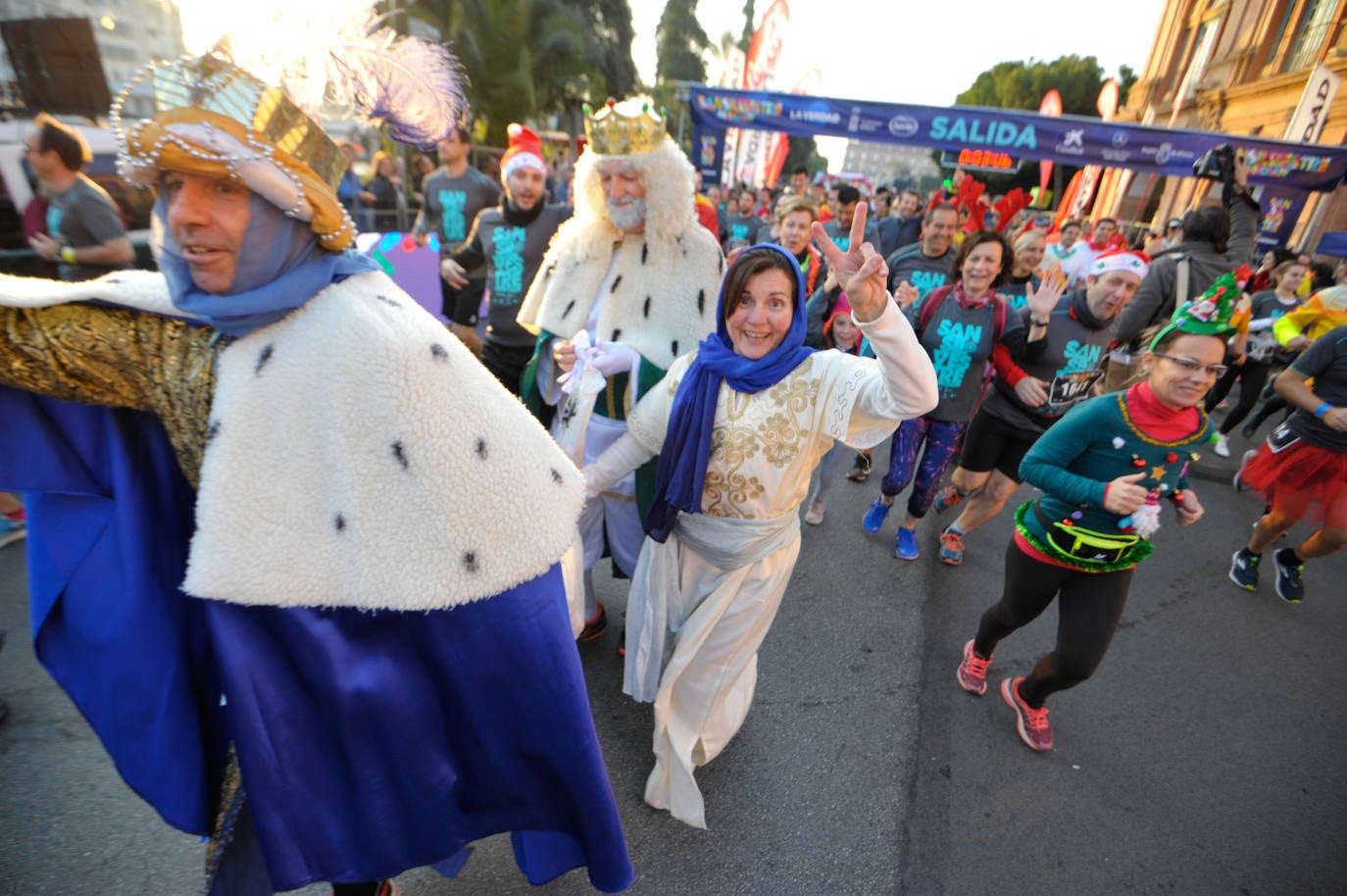 Los corredores optaron una edición más por vestir todo tipo de trajes durante la prueba