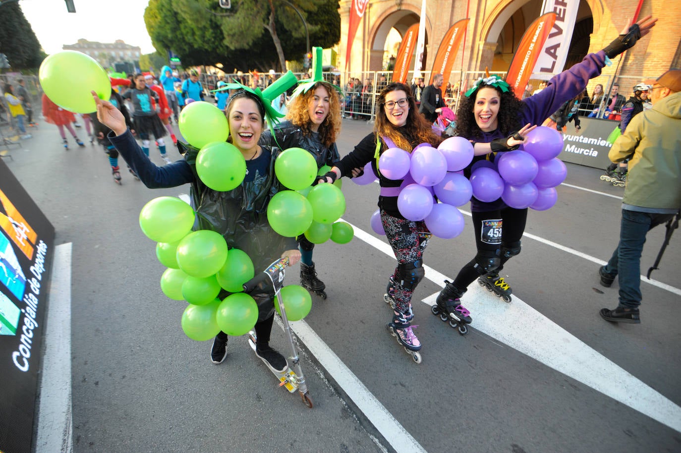 Los corredores optaron una edición más por vestir todo tipo de trajes durante la prueba