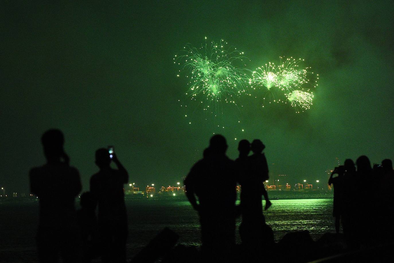 Los fuegos artificiales han dado la bienvenida al año nuevo en Colombo (Sri Lanka).