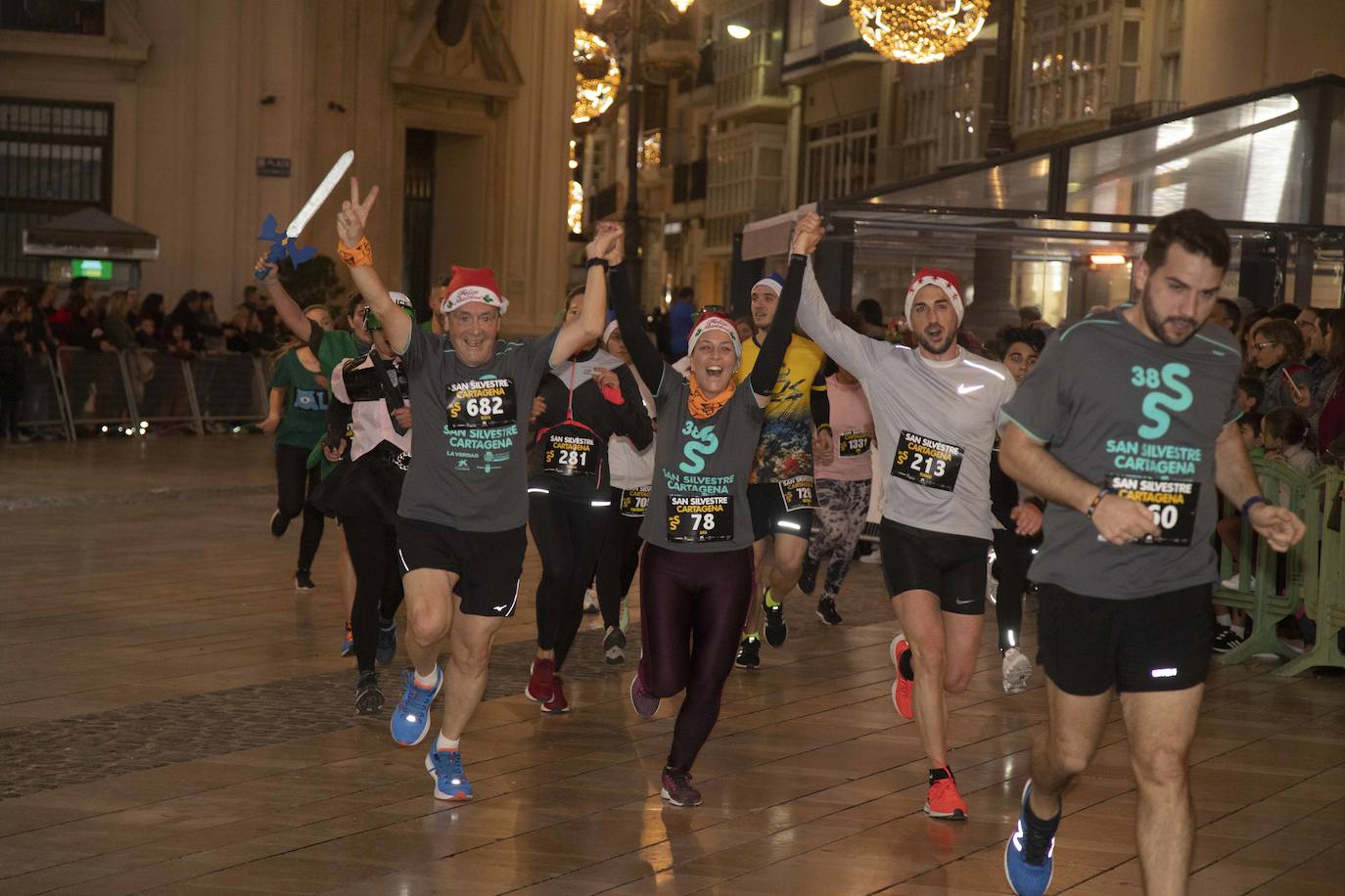 Miles de corredores participan en la última carrera del año. 