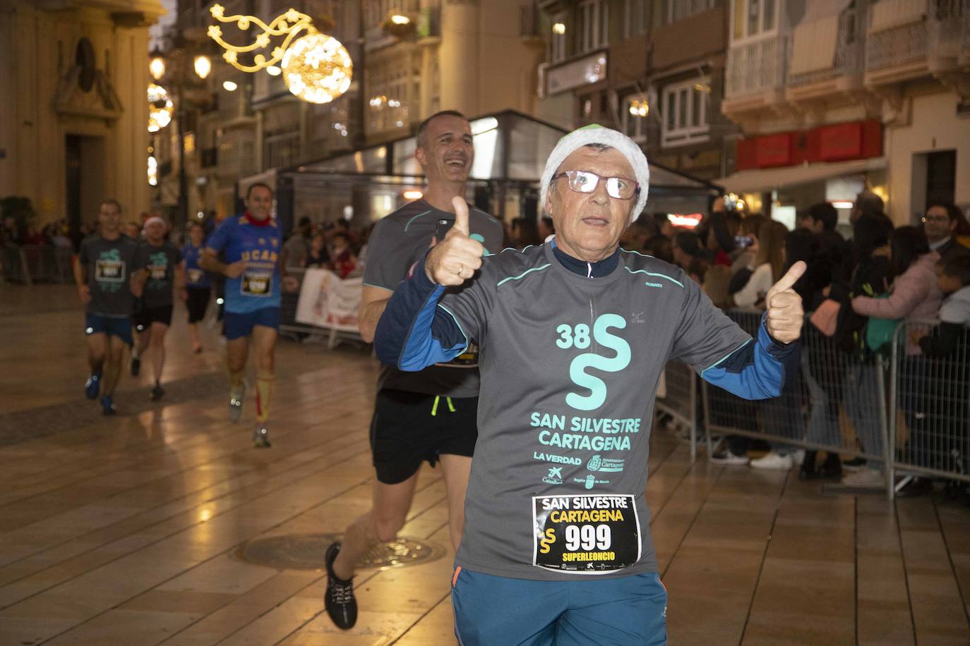 Miles de corredores participan en la última carrera del año. 