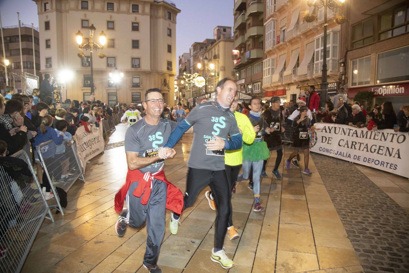 Miles de corredores participan en la última carrera del año. 