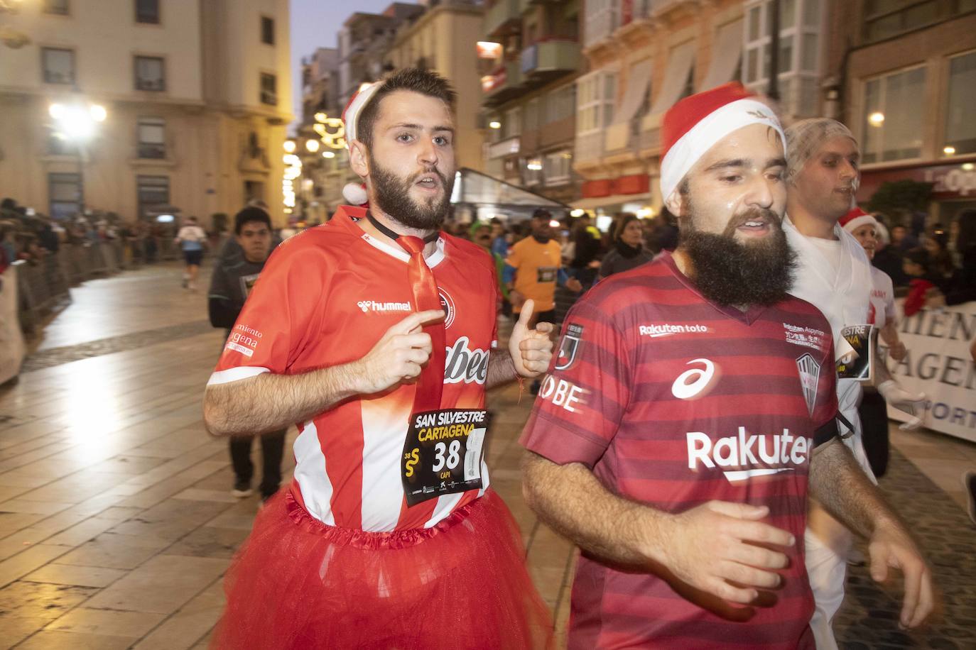 Miles de corredores participan en la última carrera del año. 