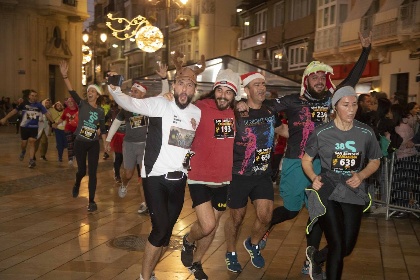 Miles de corredores participan en la última carrera del año. 