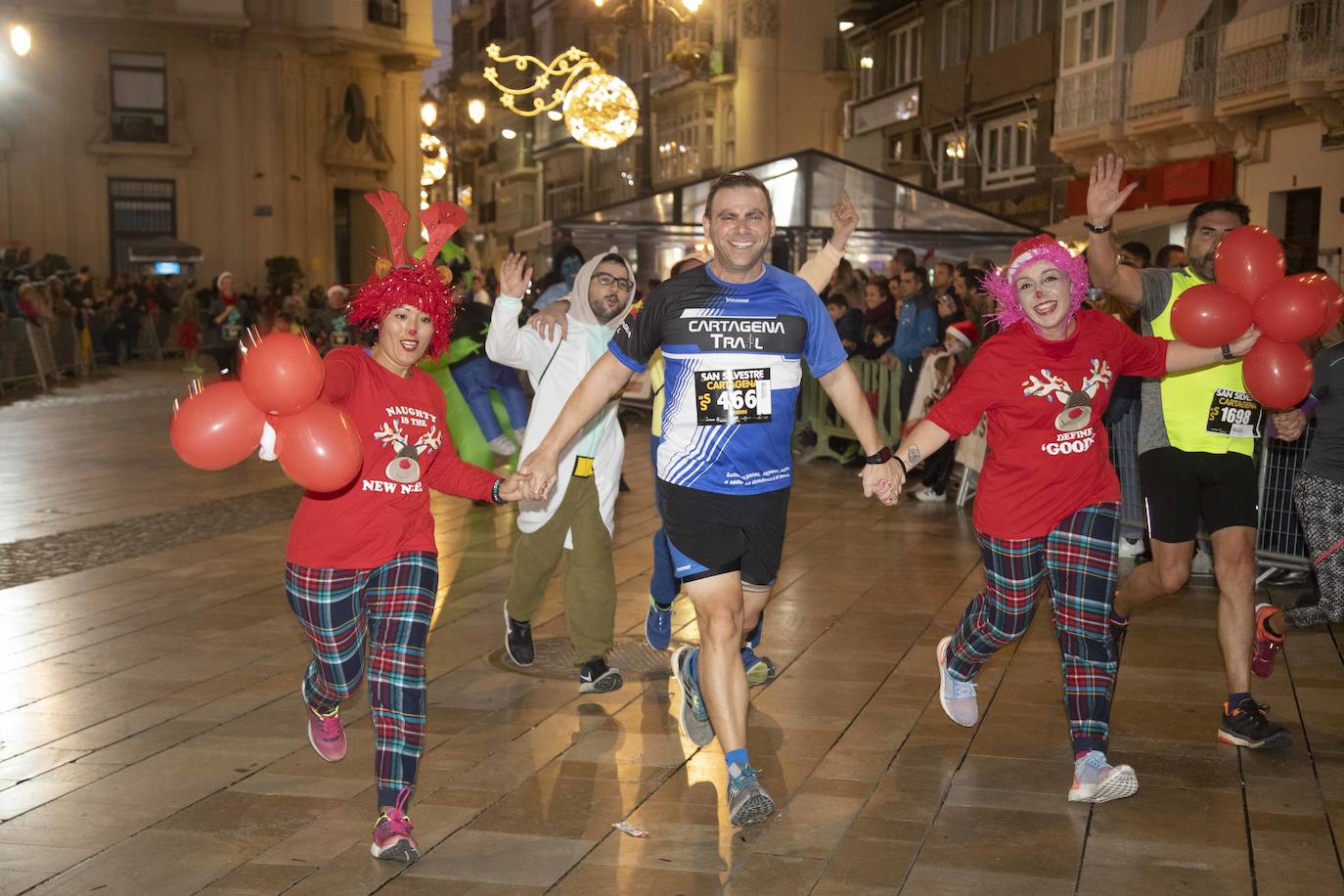 Miles de corredores participan en la última carrera del año. 