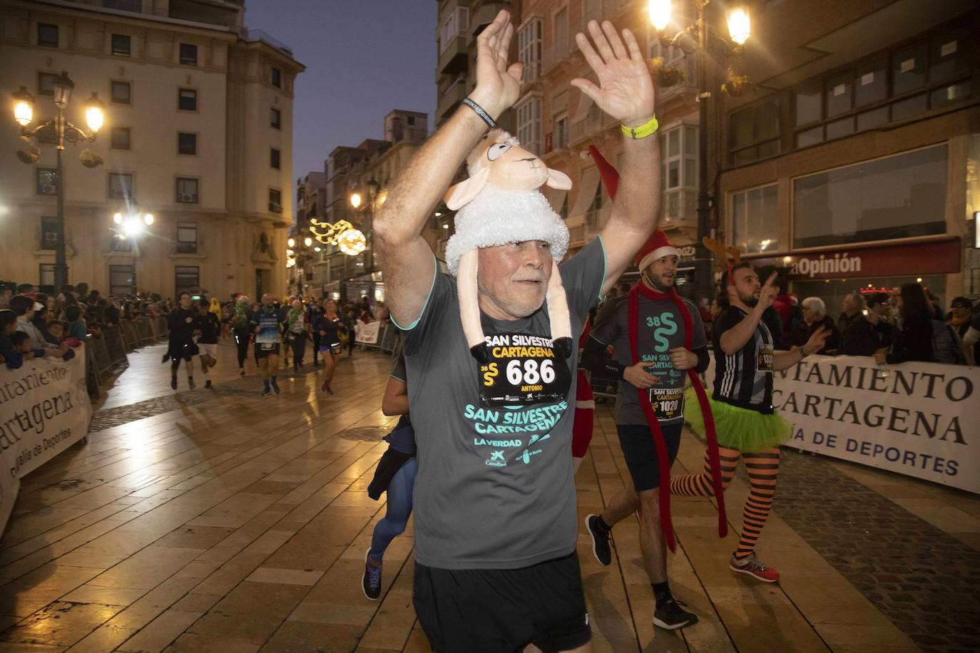 Miles de corredores participan en la última carrera del año. 