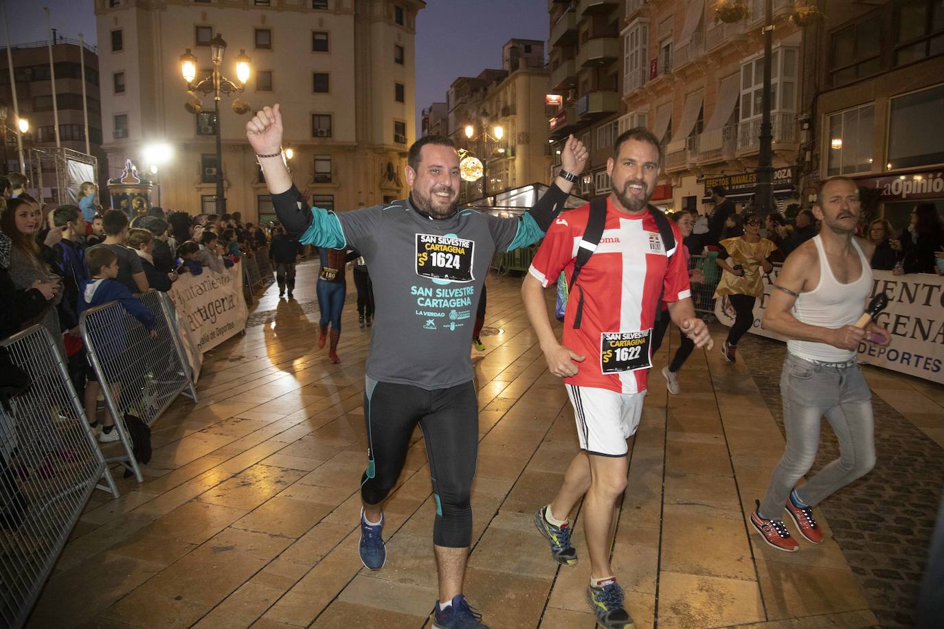 Miles de corredores participan en la última carrera del año. 