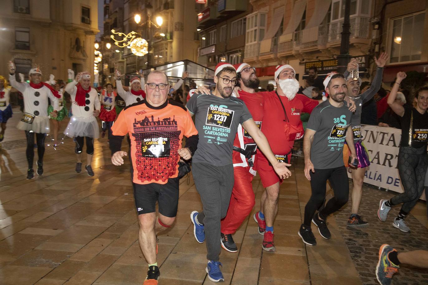 Miles de corredores participan en la última carrera del año. 