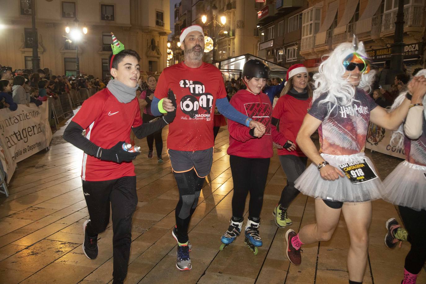 Miles de corredores participan en la última carrera del año. 