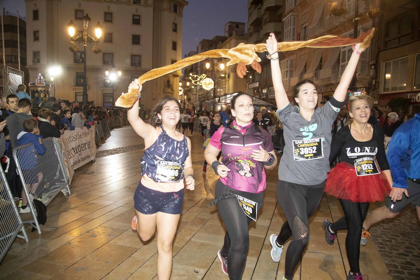 Miles de corredores participan en la última carrera del año. 