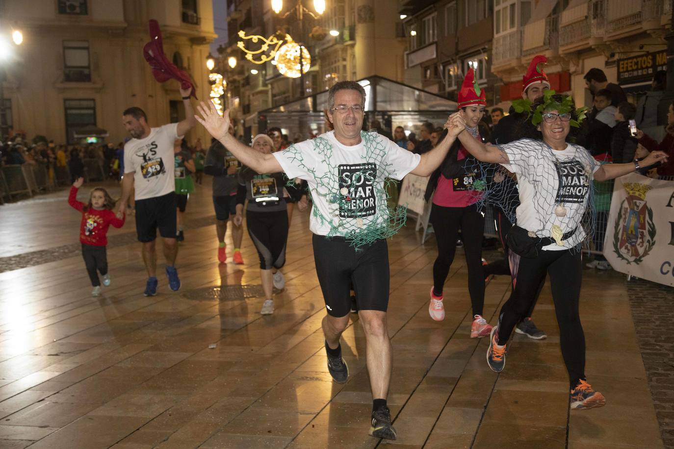 Miles de corredores participan en la última carrera del año. 