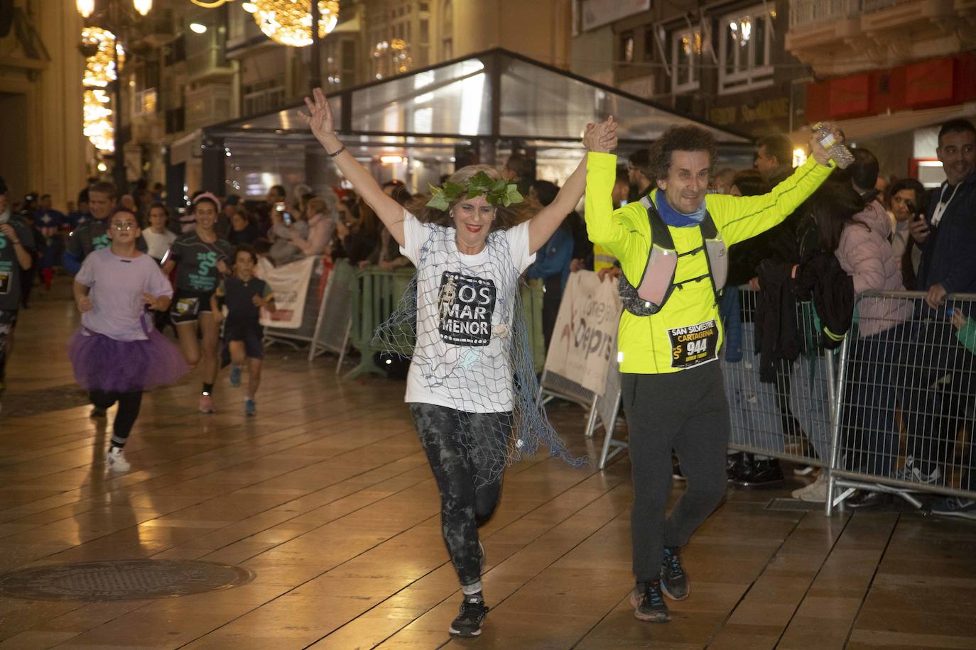 Miles de corredores participan en la última carrera del año. 