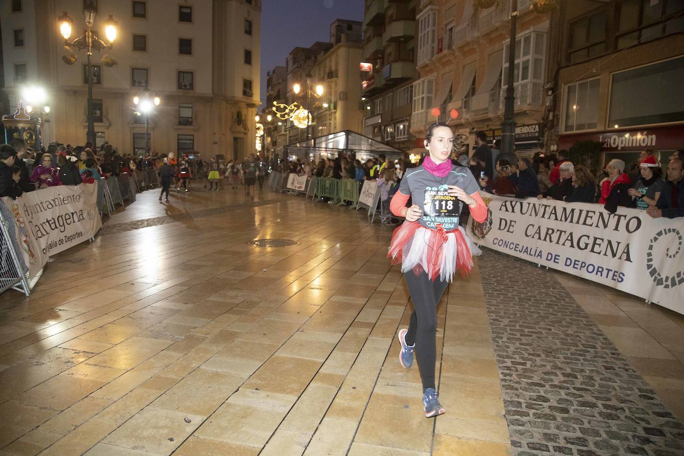 Miles de corredores participan en la última carrera del año. 