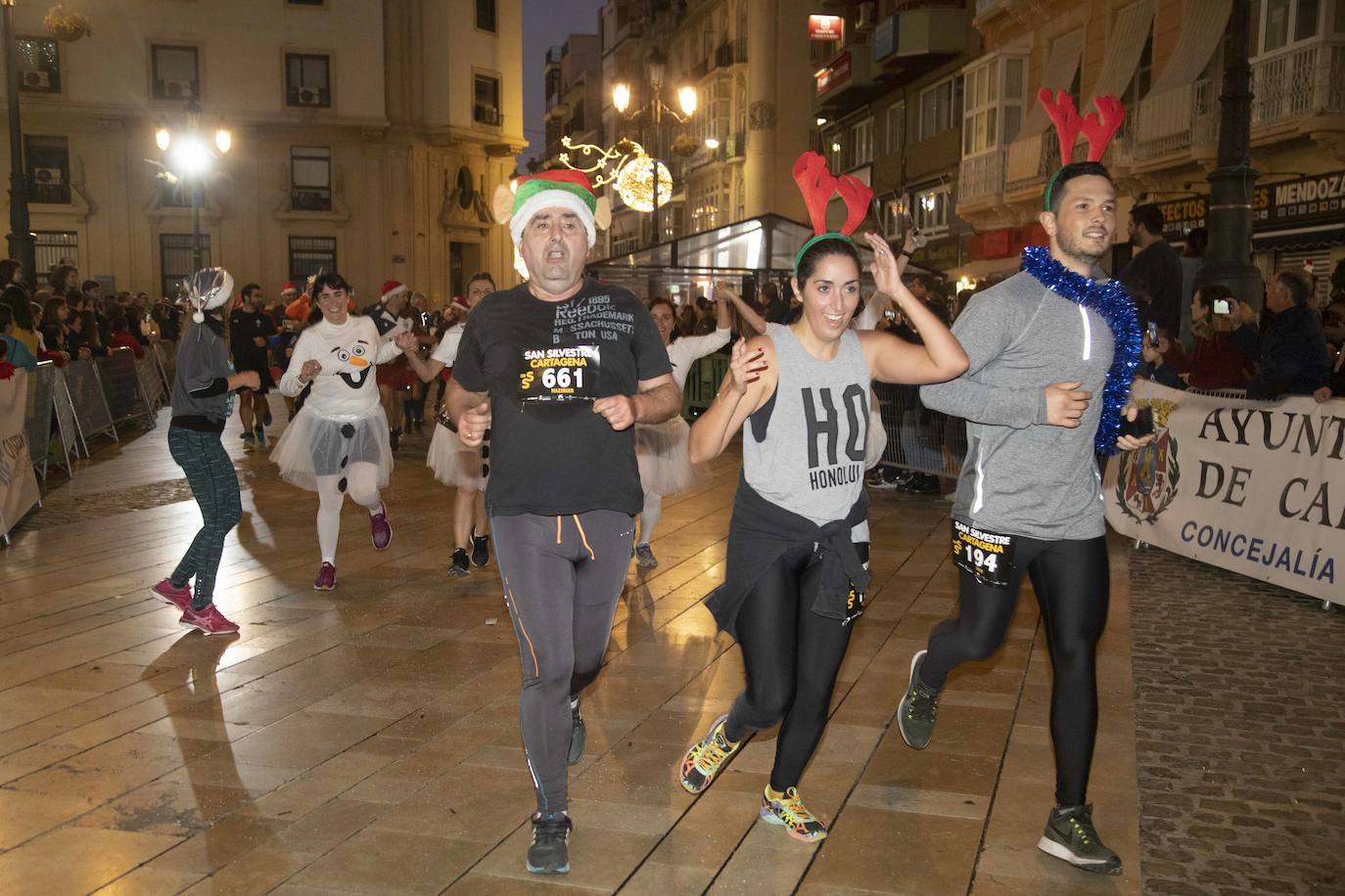 Miles de corredores participan en la última carrera del año. 