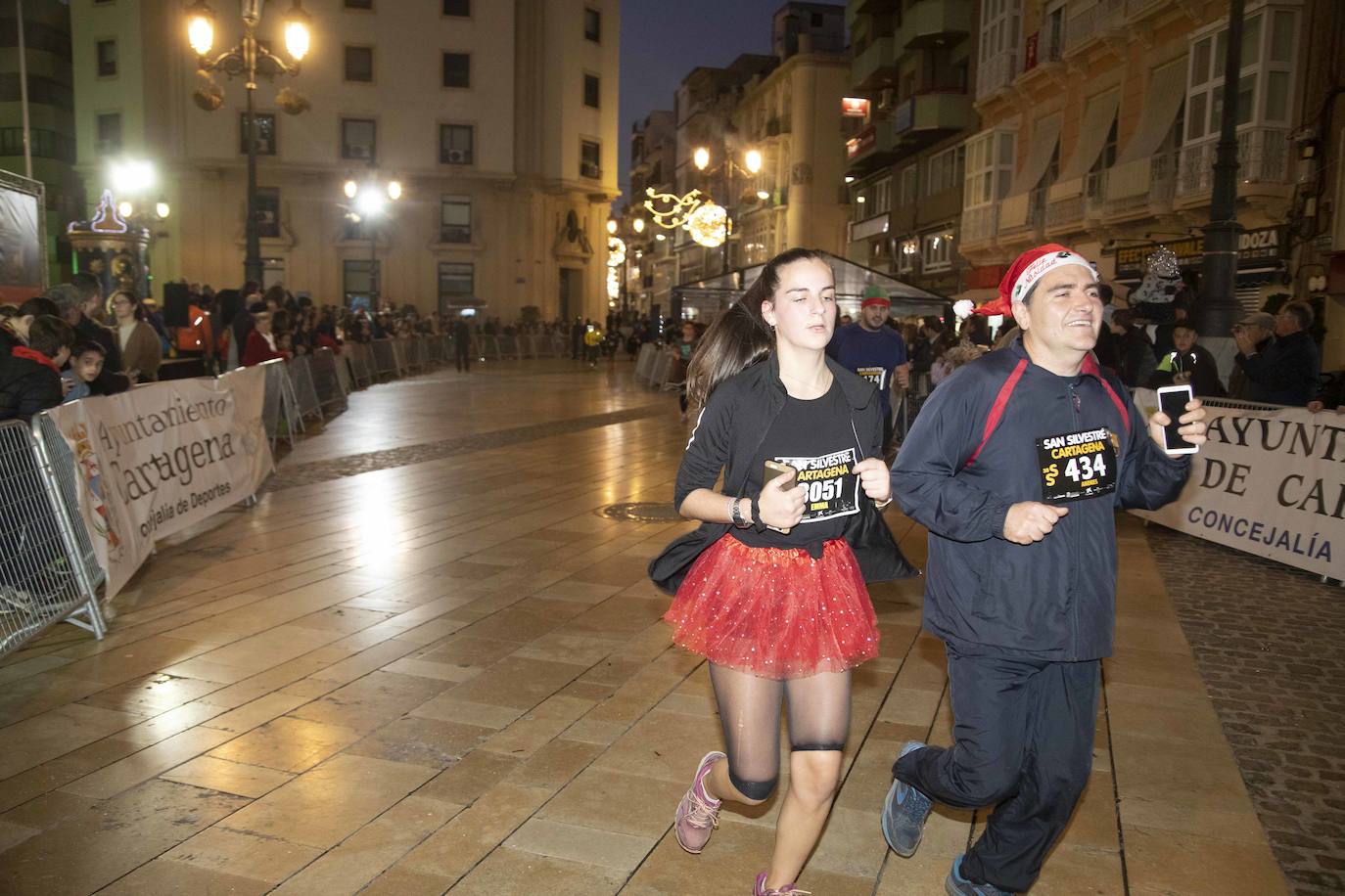 Miles de corredores participan en la última carrera del año. 