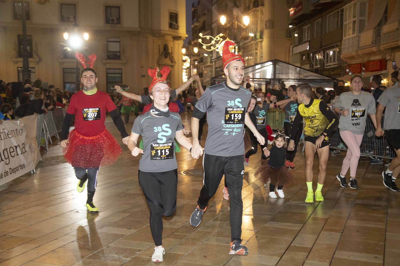 Miles de corredores participan en la última carrera del año. 