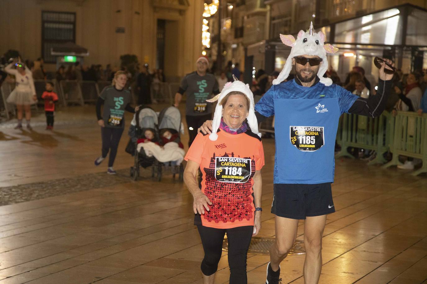 Miles de corredores participan en la última carrera del año. 