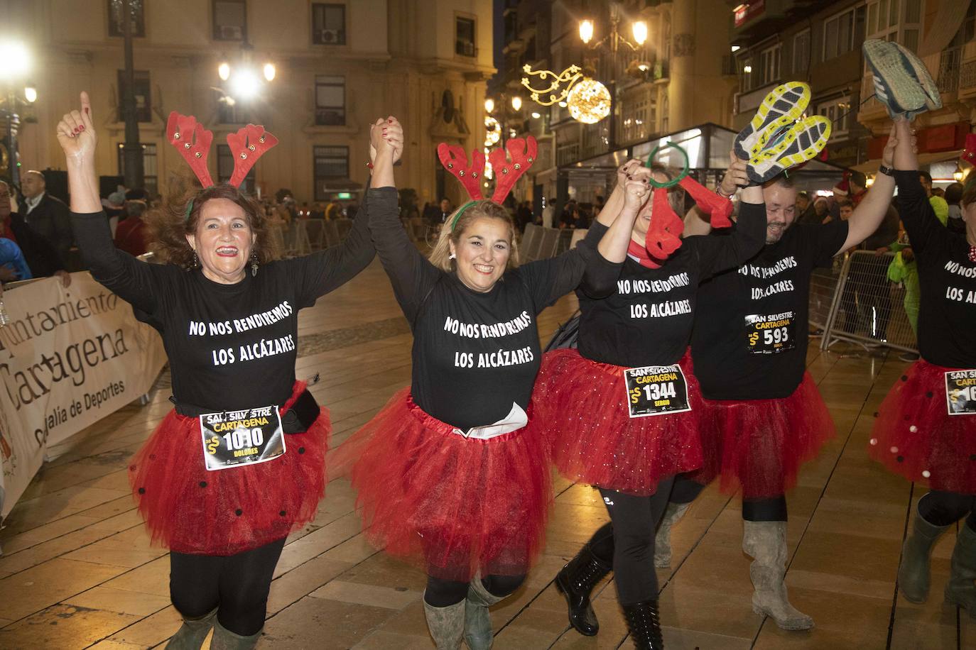 Miles de corredores participan en la última carrera del año. 