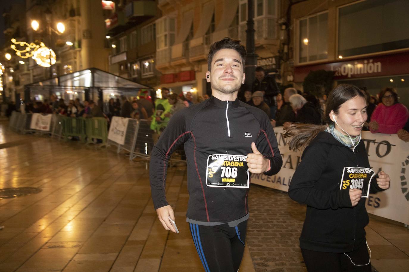 Miles de corredores participan en la última carrera del año. 