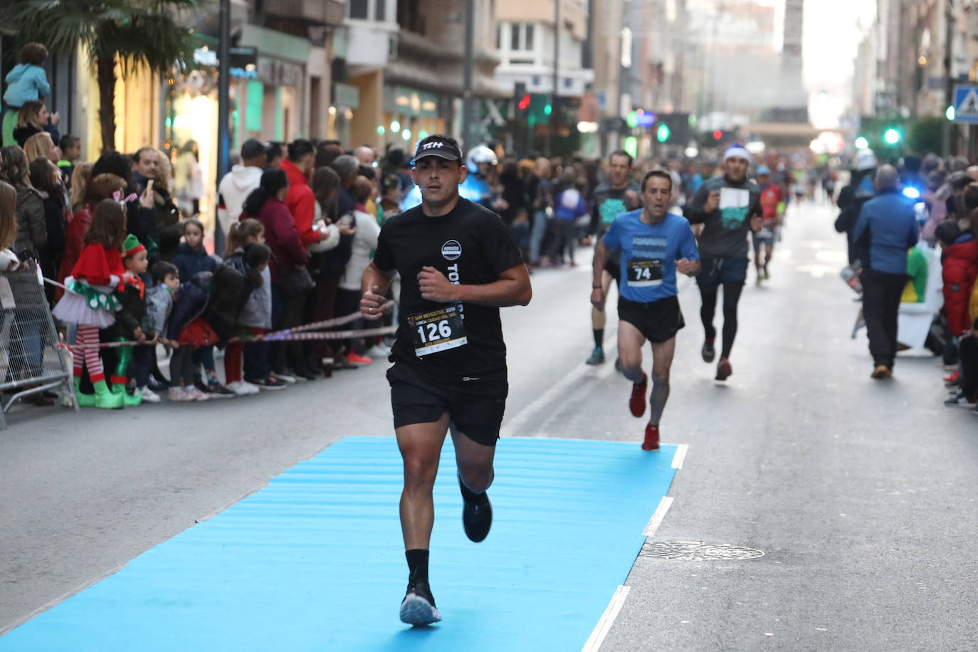 Más de 1.000 personas se unieron a la última carrera del año. 