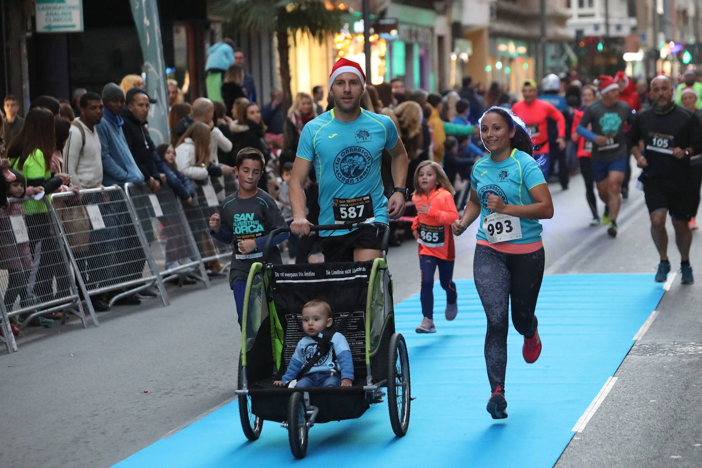 Más de 1.000 personas se unieron a la última carrera del año. 