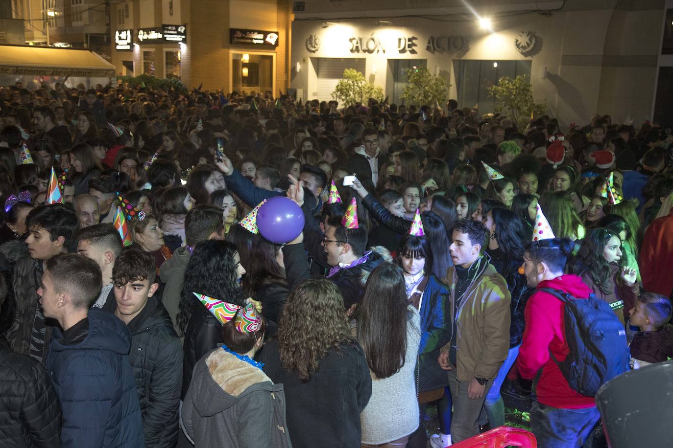 Los cartageneros recibieron al 2020 con sus mejores galas y muchas ganas de diversión.