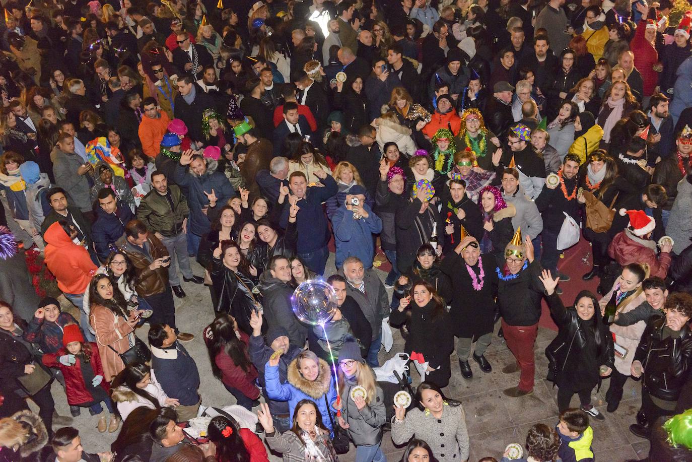 Las doce campanadas sonaron en la Glorieta de España para recibir con una fiesta al 2020.