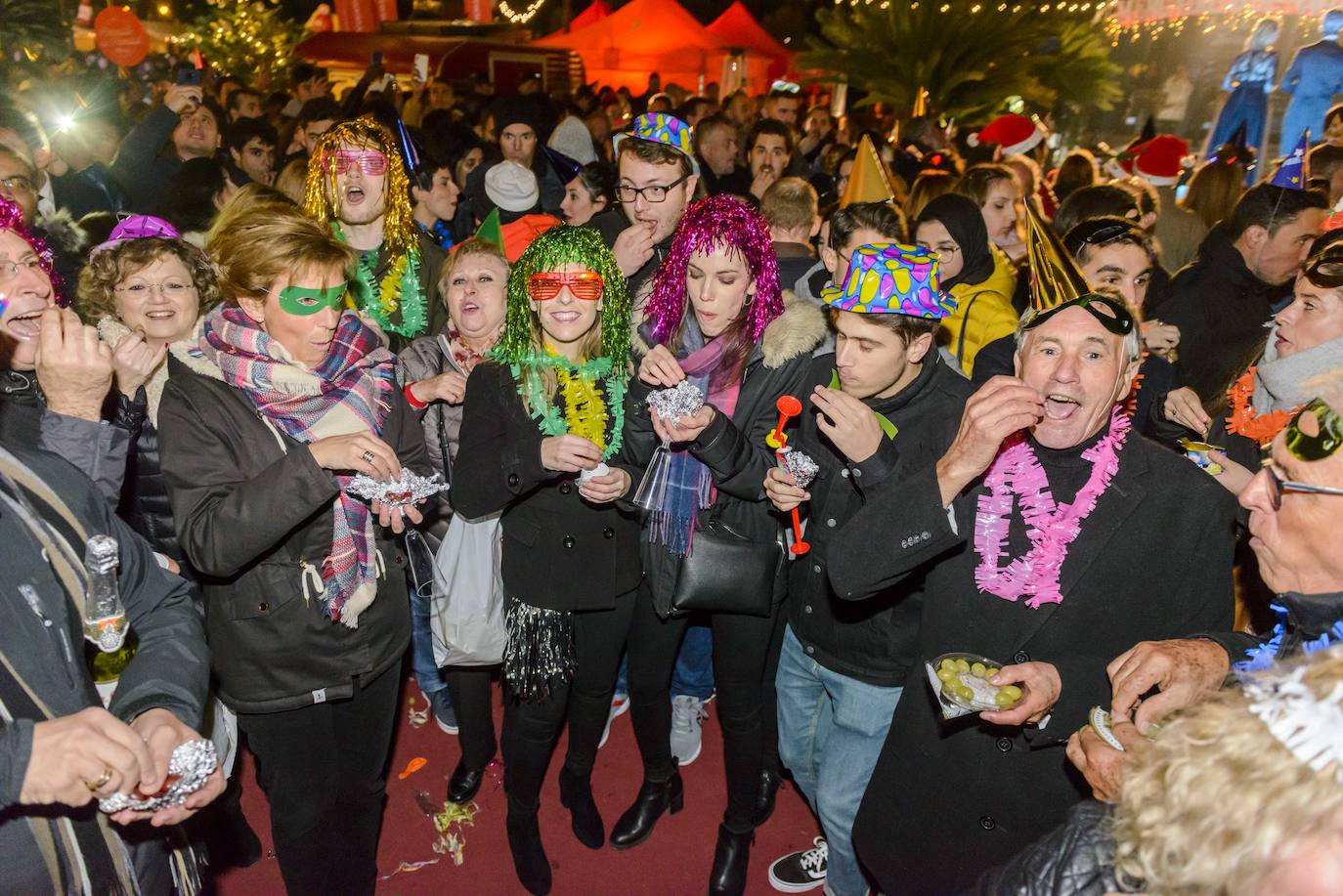 Las doce campanadas sonaron en la Glorieta de España para recibir con una fiesta al 2020.