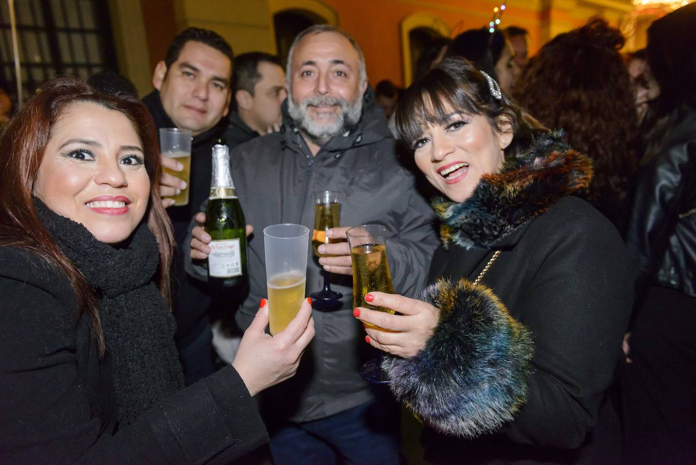 Las doce campanadas sonaron en la Glorieta de España para recibir con una fiesta al 2020.