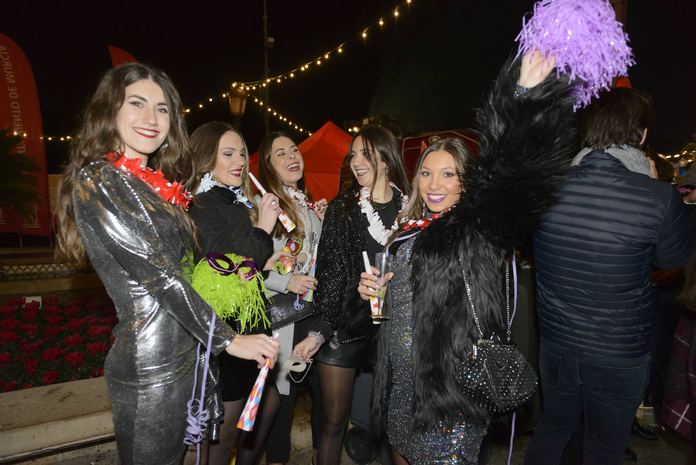 Las doce campanadas sonaron en la Glorieta de España para recibir con una fiesta al 2020.